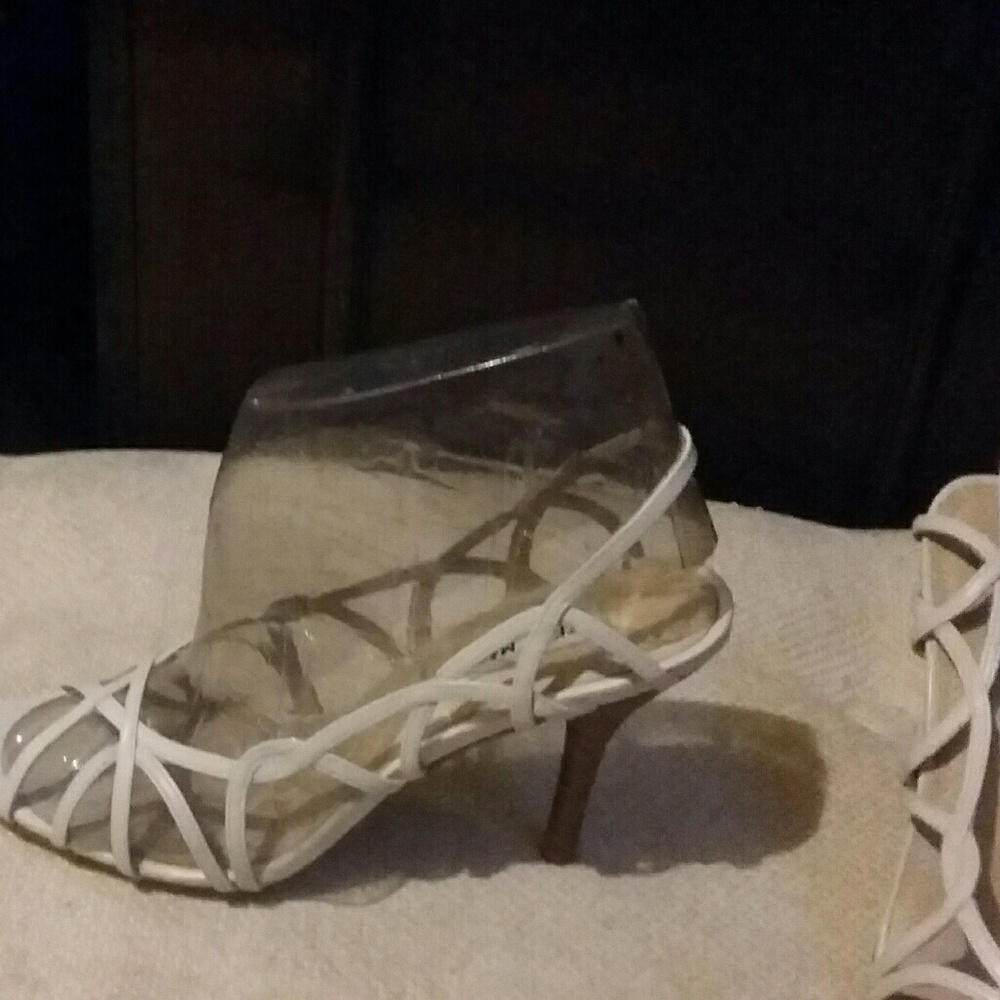 NWOT STEVE MADDEN WHITE LEATHER STRAPPY SANDAL